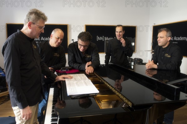Massimo Guidetti (pianist), Pierluigi Ruggiero (cellist and artistic director), Sebestyen Sztathatosz (violinist), Zoltan Banfalvi (violinist), Peter Barsony (violist), Ensemble SineQuaNon Berlin, rehearsal for the concert on 15.06.2025 at concert hall Am Gendarmenmarkt, Music Academy, Berlin, 13.06.2025