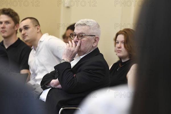 Former Foreign Minister Joschka fisherman during a discussion with Viadrina students. The occasion was a meeting to mark Poland's 20th anniversary of joining the EU between Foreign Minister Annalena Bärbock and her Polish counterpart, Foreign Minister Radoslaw Sikorski, who answered questions from international students at Viadrina University Frankfurt / Oder. The two had previously visited the Collegium Polonicum in Slubice together and crossed the Oder Bridge on foot. Former Polish Prime Minister Wlodzimierz Cimoszewicz was also in the audience