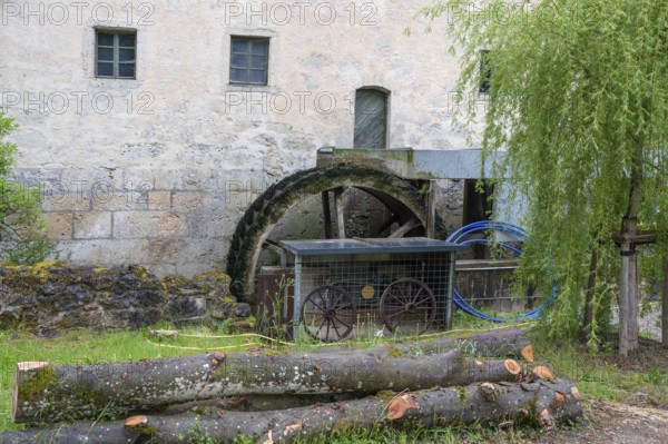 Mill wheel on a former corn mill, Großenohe, Upper Franconia, Bavaria, Germany