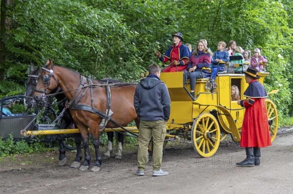 Postillion, passengers, stagecoach, Verein Postkutsche Lüneburger Heide e.V., Klecken, Rosengarten, Lower Saxony, Germany