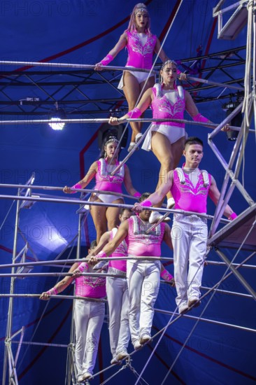 Performance by Circus Barelli in Mannheim***picture: High-wire acrobatics by the Robles troupe
