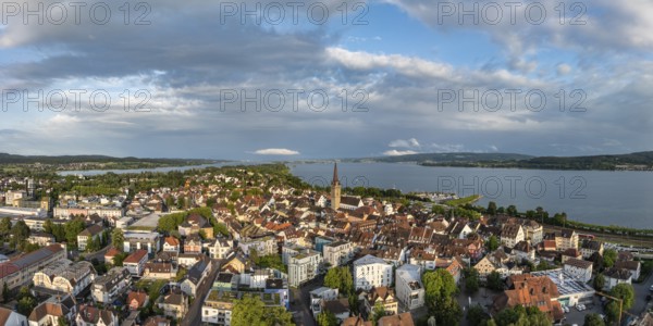 Luftbild, Panorama von der Stadt Radolfzell am Bodensee am Abend, am Horizont die Halbinsel Mettnau und die Insel Reichenau, Landkreis Konstanz, Baden-Württemberg, Deutschland