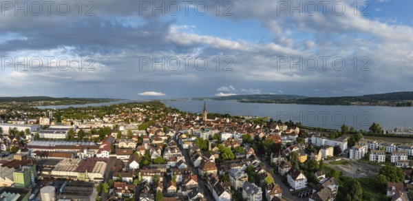 Luftbild, Panorama von der Stadt Radolfzell am Bodensee mit dem Radolfzeller Münster am Abend, Landkreis Konstanz, Baden-Württemberg, Deutschland