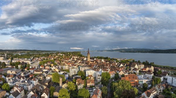 Luftbild, Panorama von der Stadt Radolfzell am Bodensee mit dem Radolfzeller Münster von der Abendsonne angestrahlt, Landkreis Konstanz, Baden-Württemberg, Deutschland