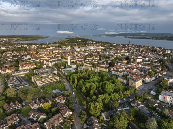 Luftbild von der Stadt Radolfzell am Bodensee am Abend, am Horizont die Halbinsel Mettnau und die Insel Reichenau, Landkreis Konstanz, Baden-Württemberg, Deutschland