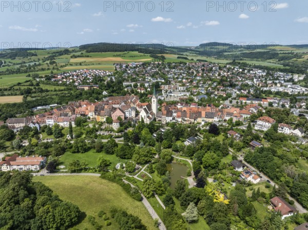 Luftbild von der Stadt Engen im Hegau mit der historischen Altstadt, Landkreis Konstanz, Baden-Württemberg, Deutschland
