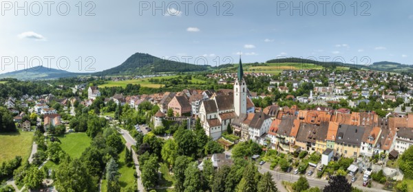 Luftbild, Panorama von der Stadt Engen im Hegau mit der historischen Altstadt, am Horizont die Hegauberge Hohenhewen, ganz links der Hohenstoffeln, Landkreis Konstanz, Baden-Württemberg, Deutschland