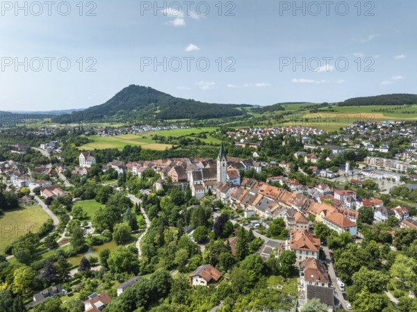 Luftbild von der Stadt Engen im Hegau am Horizont der Hegauvulkan Hohenhewen, Landkreis Konstanz, Baden-Württemberg, Deutschland