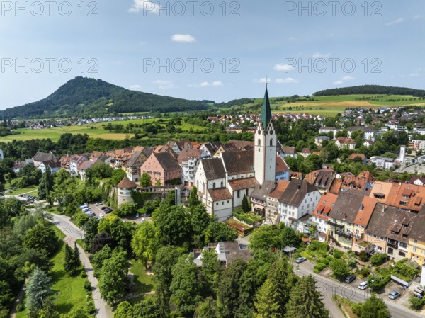 Luftbild von der Stadt Engen im Hegau mit der historischen Altstadt, am Horizont der Hegauvulkan Hohenhewen, Landkreis Konstanz, Baden-Württemberg, Deutschland