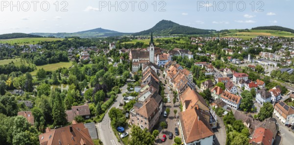Luftbild, Panorama von der Stadt Engen im Hegau mit der historischen Altstadt, am Horizont die Hegauberge Hohenhewen, links der Hohenstoffeln, Landkreis Konstanz, Baden-Württemberg, Deutschland