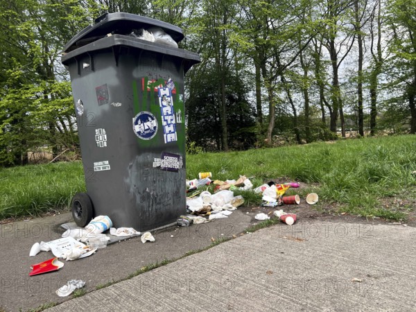 Disposable waste, car park, rubbish bin on the A28, Easter days, Lower Saxony, Germany