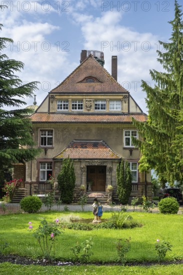 Die Villa Wolf wurde 1911 für den Ehrenbürger Karl Wolf und seine Frau Emilie erbaut. Das Anwesen ist noch heute in Familienbesitz und dient des Öfteren als Kulisse für Filme und Serien, beispielsweise für die ARD-Serie WaPo Bodensee. Radolfzell, Landkreis Konstanz, Baden-Württemberg, Deutschland