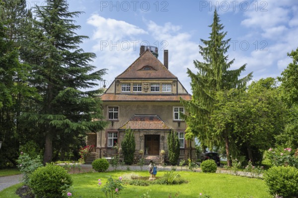 Die Villa Wolf wurde 1911 für den Ehrenbürger Karl Wolf und seine Frau Emilie erbaut. Das Anwesen ist noch heute in Familienbesitz und dient des Öfteren als Kulisse für Filme und Serien, beispielsweise für die ARD-Serie WaPo Bodensee. Radolfzell, Landkreis Konstanz, Baden-Württemberg, Deutschland