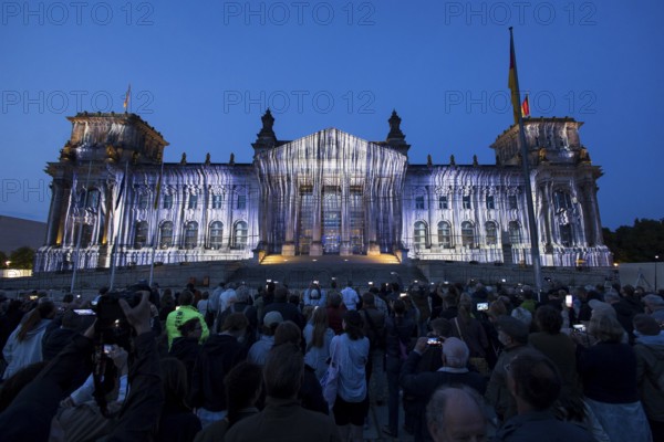 To mark the 30th anniversary of the wrapping of the Reichstag by Christo and Jeanne-Claude from 24 June to 7 July 1995, the fabric panels will be projected onto the Reichstag building as a tribute, Berlin, 09.06.2025