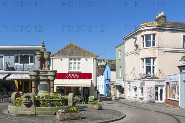 Luders patisserie at The Triangle in town centre of Teignmouth, south Devon, England, UK