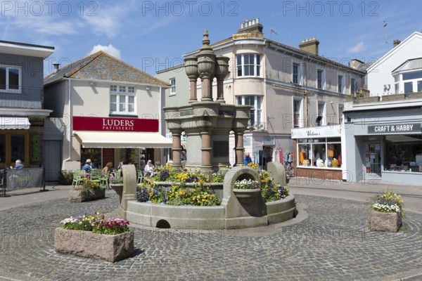 Luders patisserie at The Triangle in town centre of Teignmouth, south Devon, England, UK