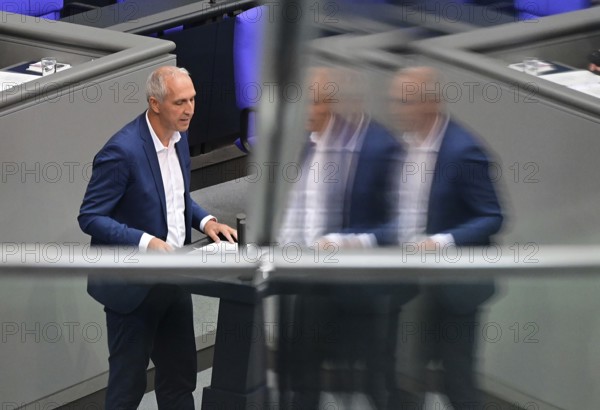 Christoph Schmidt (SPD) speaks on the Gaza war item on the agenda of the eleventh session of the Bundestag