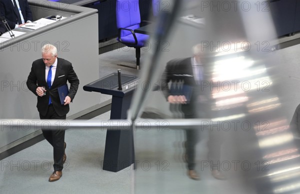 Federal Minister Alois Rainer (CDU/CSU) addresses the eleventh session of the Bundestag on the agenda item on compulsory animal labelling. After his speech, he returns to the cabinet bench