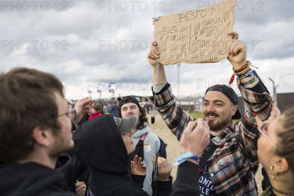 Marian from Braunschweig has a vote on the colour of pesto (red vs. green) at the Rock am Ring Festival on Sunday, Nürburgring race track race track, 08.06.2025