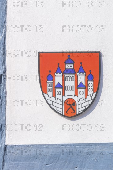 Half-timbered house with town coat of arms of Bad Sooden, Allendorf, district of Allendorf, historic old town with numerous half-timbered houses under monument protection, town wall with defence towers, church tower, Berlaff and Pfannhaken der Salzsieder, Werra-Meissner-Kreis, Hesse, Germany
