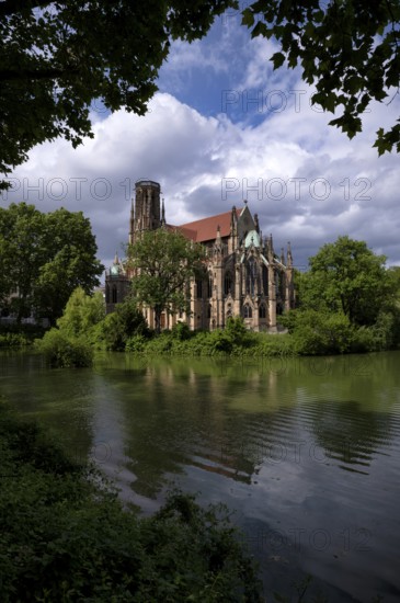 Johanneskirche, Feuersee, water is green from blue-green algae, Stuttgart-West, Stuttgart, Baden-Württemberg, Germany