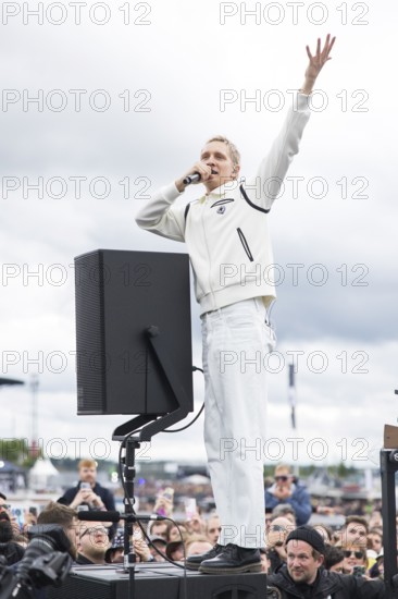 Felix Brummer (Felix Kummer), singer of Kraftklub at a secret gig of the band at the Rock am Ring Festival on Saturday, Nürburgring race track race track, 07.06.2025
