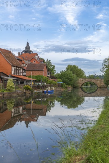 Old fishermen's settlement along the Werra, Bad Sooden, Allendorf, district Allendorf, street Fischerstad under monument protection, half-timbered houses, water reflection, trees, boats, bank, bridge, blue sky, Werra-Meissner-Kreis, Hesse, Germany