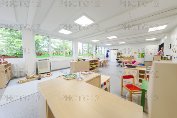 Large, open kindergarten room with windows and child-friendly furniture, transitional containerised daycare centre, Gechingen daycare centre, Calw district, Germany