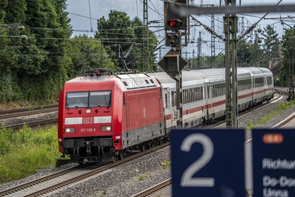 IC train, Intercity, on the line between Bochum and Dortmund, at Dortmund-Marten, multi-track line for local and long-distance traffic, Dortmund, North Rhine-Westphalia, Germany