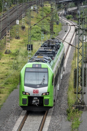 S-Bahn train, S4, on the line between Bochum and Dortmund, near Dortmund-Marten, multi-track line for local and long-distance traffic, Dortmund, North Rhine-Westphalia, Germany