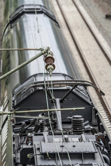 Traction current, overhead line, detail, tensioning of current-carrying lines, insulators, power supply to trains