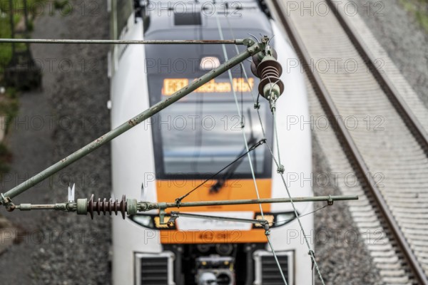 Traction current, overhead line, detail, tensioning of current-carrying lines, insulators, power supply to trains