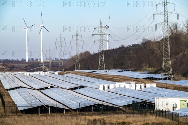 20 MW peak solar park on recultivated open-cast areas at the Garzweiler lignite mine, open-air photovoltaic systems with integrated energy storage, 13 MWh in lithium-ion batteries, from RWE, wind farm, North Rhine-Westphalia, Germany
