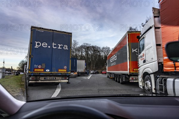 Small rest area Stockweg, on the A3 motorway, at the Breitscheid motorway junction, overcrowded with trucks looking for a resting place, road partially blocked, North Rhine-Westphalia, Germany