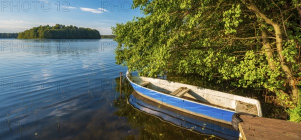Stiller See with dock and rowing boat, Großer Lychensee, Lychen, Uckermark, Brandenburg, Germany