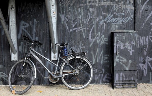 Zündapp women's trekking bike in front of a grey wall with graffiti, here in Oldenburg, Lower Saxony, Germany