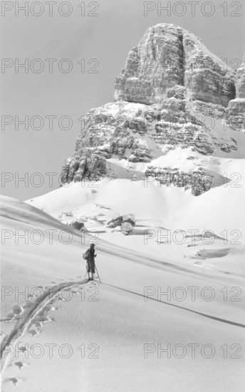 Ski hike in winter in front of the Nuvolao Alto (2648 m) snow, Alps, mountaineer, skier, around 1930, high mountains, mountain, historical, Ampezzo Dolomites, South Tyrol, Veneto, Italy