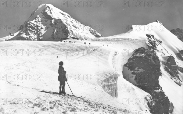 Jungfraujoch, (3450 m) with view of the Mönch (4110 m), ski hike in winter in the Swiss Alps, snow, woman, mountaineer, skier, about 1930, high mountains, mountain, historical, Bernese Alps, Switzerland