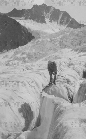 Ice level on the Alpeiner Ferner glacier in March 1921, approx. 2400 m high, mountaineering in the Alps, glacier, ice axe, around 1910, high mountains, mountain, historical, Tyrol, Austria