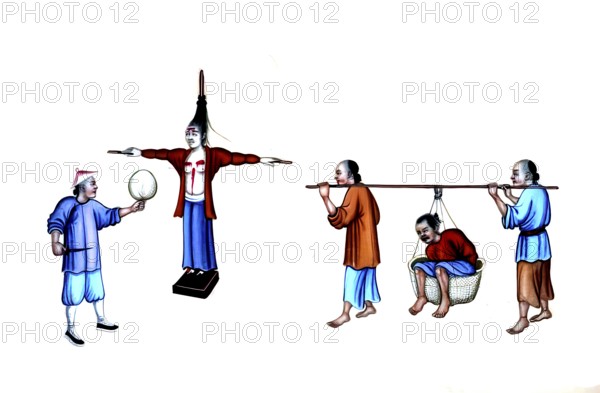 Jurisprudence, torture and punishment in medieval China, the main scene depicts a convict tied to a cross-shaped stake while an executioner removes parts of the body with a knife. Another person stands next to it and holds an umbrella or fan, possibly to shield blood or the sun. Right: This scene illustrates another form of punishment or transportation of prisoners. Two men carry another, bound man in a basket on a pole that is balanced on their shoulders, authentic, digitally restored reproduction from an 18th century model, exact date of depiction unknown, historical