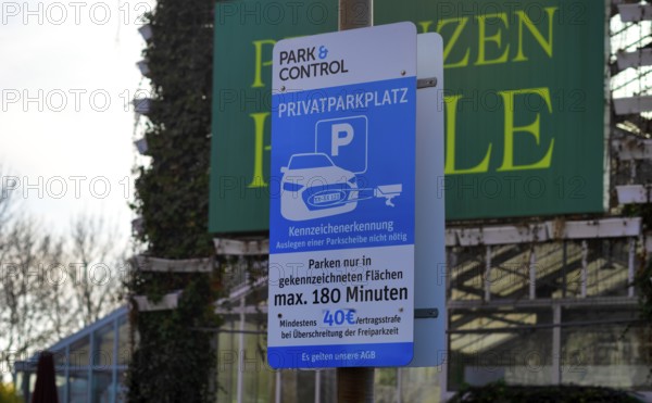 Private parking space with license plate recognition threat of contractual penalty, penalty if parking time is exceeded, Pflanzen Kölle, garden center, logo, Fellbach, Baden-Württemberg, Germany
