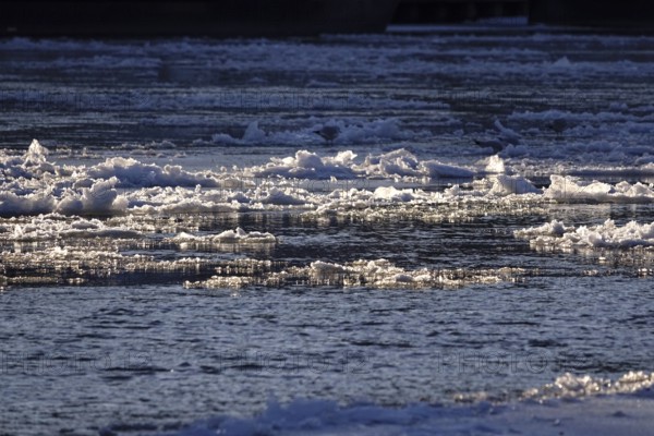 Winter, ice floes on the Elbe, Germany