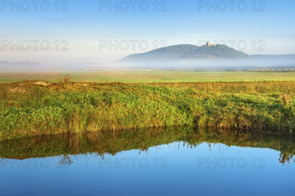 Landscape with lake in morning light, fog over the fields, the ruins of Gleichen Castle in the back, castle of the castle ensemble Drei Gleichen, Thuringian Burgenland, Mühlberg, Thuringia, Germany