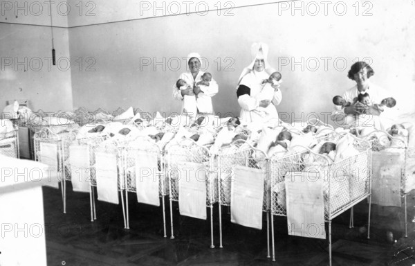 Newborn, hospital, maternity ward, birth, nurse, midwife, birth surplus, population development, historical, around 1940, Germany