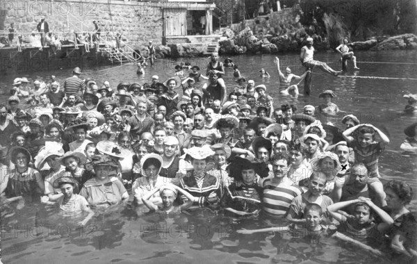 Large bathing group in a lake, woman, men, children, woman often in full clothing, swimwear, July 23, 1906, historic, Germany