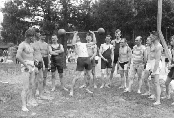 Group of men, sports, weightlifting, swimwear, around 1925, historical, Germany