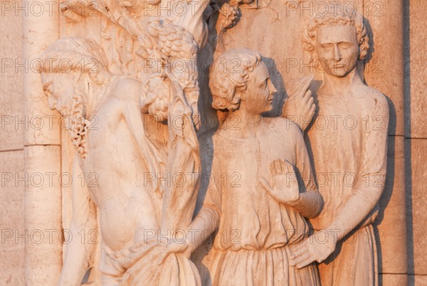 Doge's Palace, corner capital Noah's drunkenness with his sons Sem (covering Noah's nakedness with a cloth), the other son is Ham, San Marco, Venice, Veneto, Italy