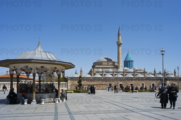 Mosque with minaret and domes under clear sky, traditional atmosphere with people in the foreground, Mevlana, landmark, mausoleum of Mevlânâ Jalal ad-Din Rumi, Konya, Central Anatolia, Turkey
