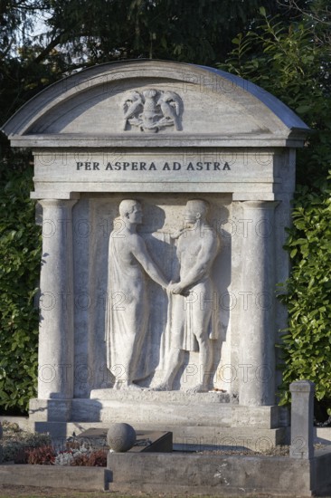 Grave relief, Two men say farewell, Per aspera ad astra, Trautvetter Brückner grave, Nordfriedhof Düsseldorf, North Rhine-Westphalia, Germany