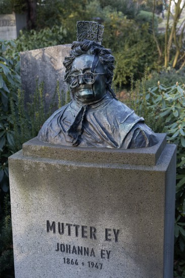 Honorary grave of gallerist Johanna Ey, mother Ey, portrait bust of sculptor Bert Gerresheim, Nordfriedhof Düsseldorf, North Rhine-Westphalia, Germany
